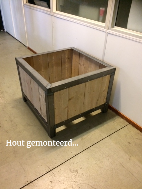 03 plantenbak met hout.JPG